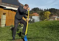  Župan Tomaž Rožen zasadil lipo ob Mestni tržnici 