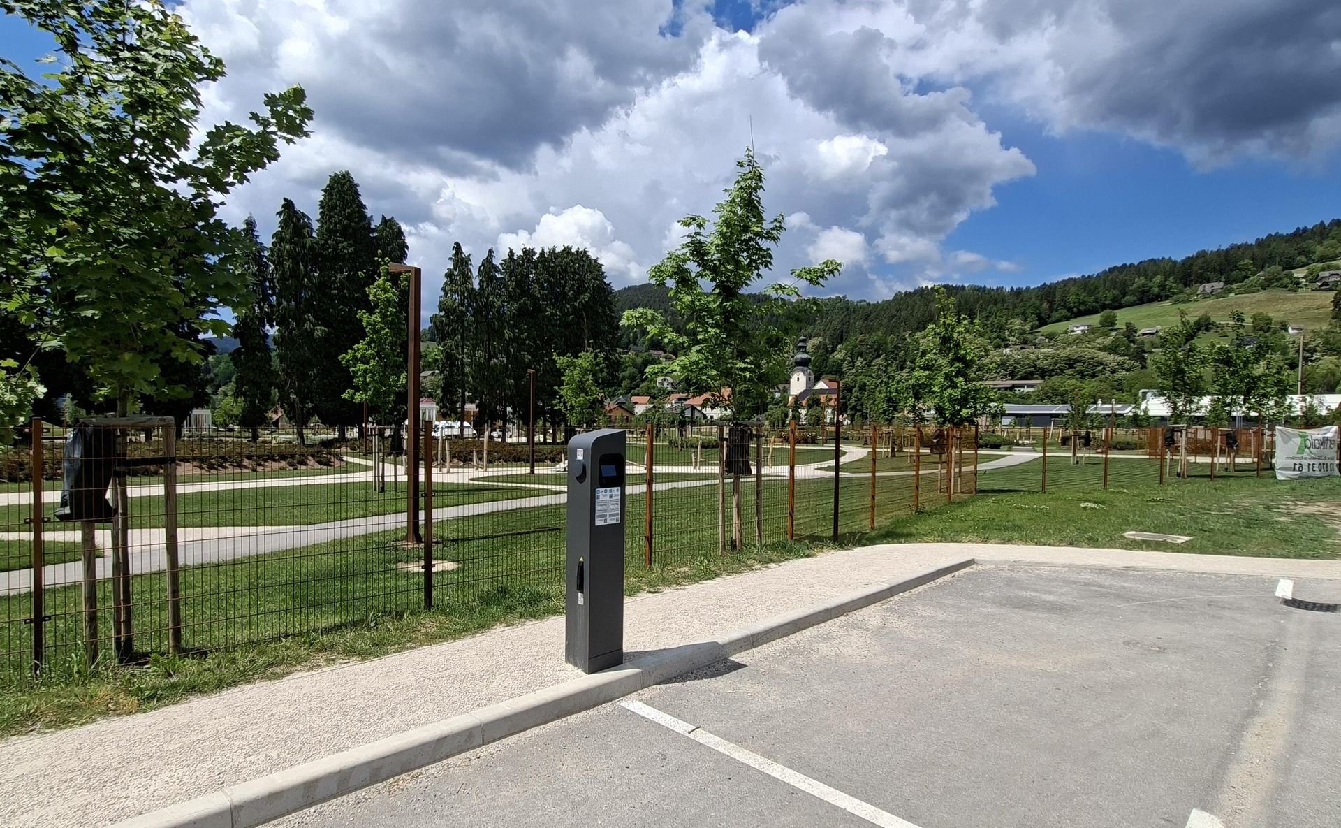 Na Prevaljah zaživela nova javna polnilnica za električna vozila