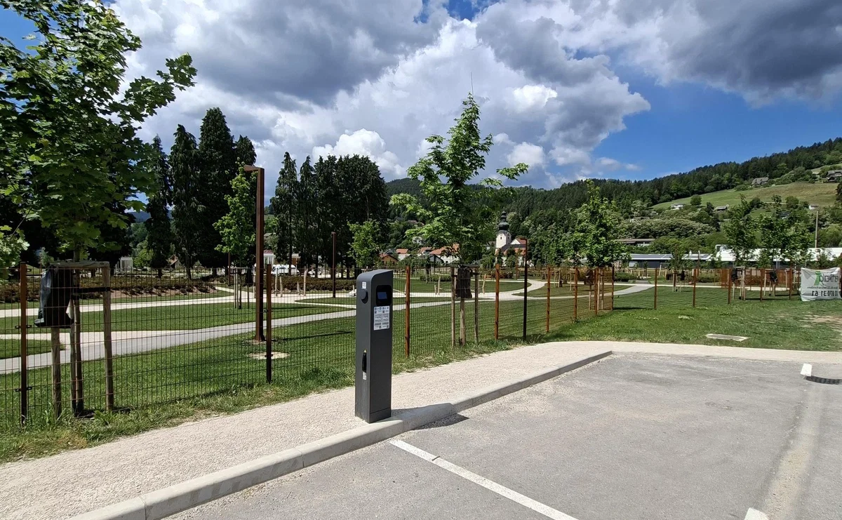 Na Prevaljah zaživela nova javna polnilnica za električna vozila
