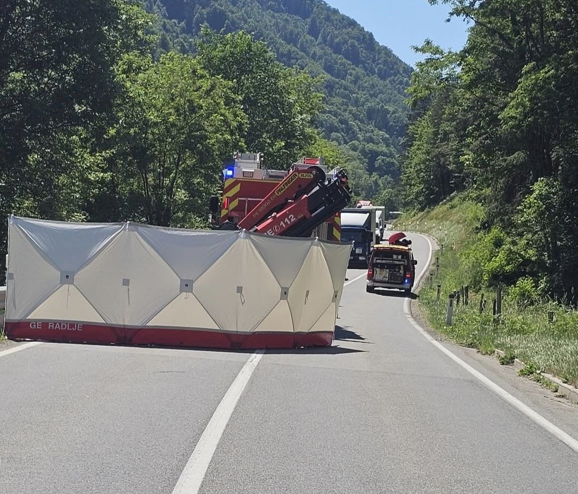 V tragični nesreči pri Sv. Boštjanu umrl 46-letni voznik