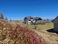 Na Uršljo goro jutri občudovat sončni mrk, zvečer bo zadišalo po šmornu