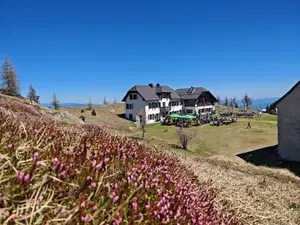 Na Uršljo goro jutri občudovat sončni mrk, zvečer bo zadišalo po šmornu