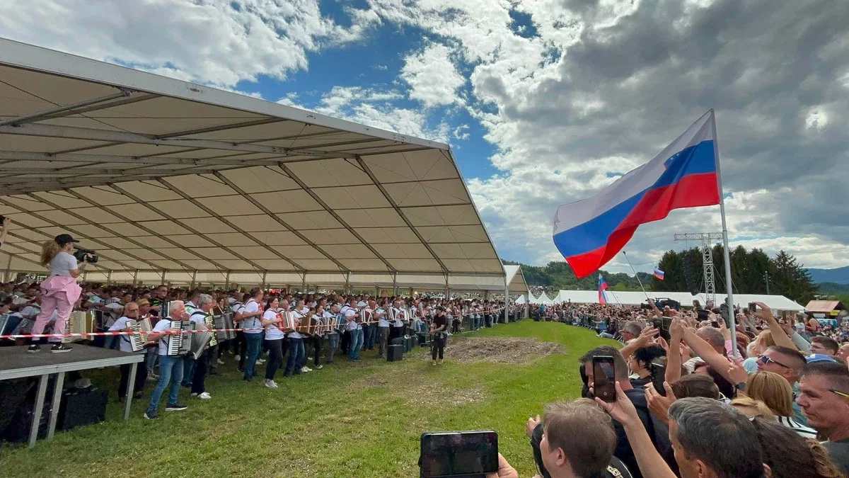 (VIDEO) V Velenju podrli slovenski in evropski rekord: Zazvenelo je 4066 harmonik