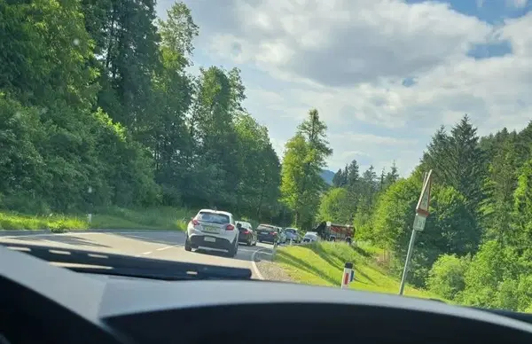 Previdno: Prišlo je do prometne nesreče na Selah