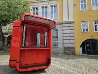 Pred UGM prenovljeni legendarni kiosk K67 