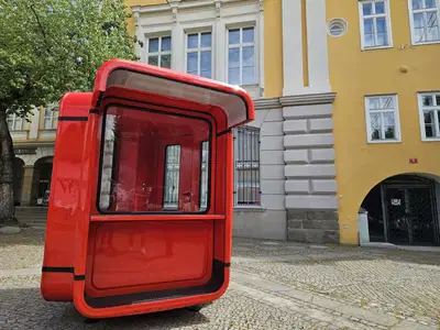 Pred UGM prenovljeni legendarni kiosk K67 