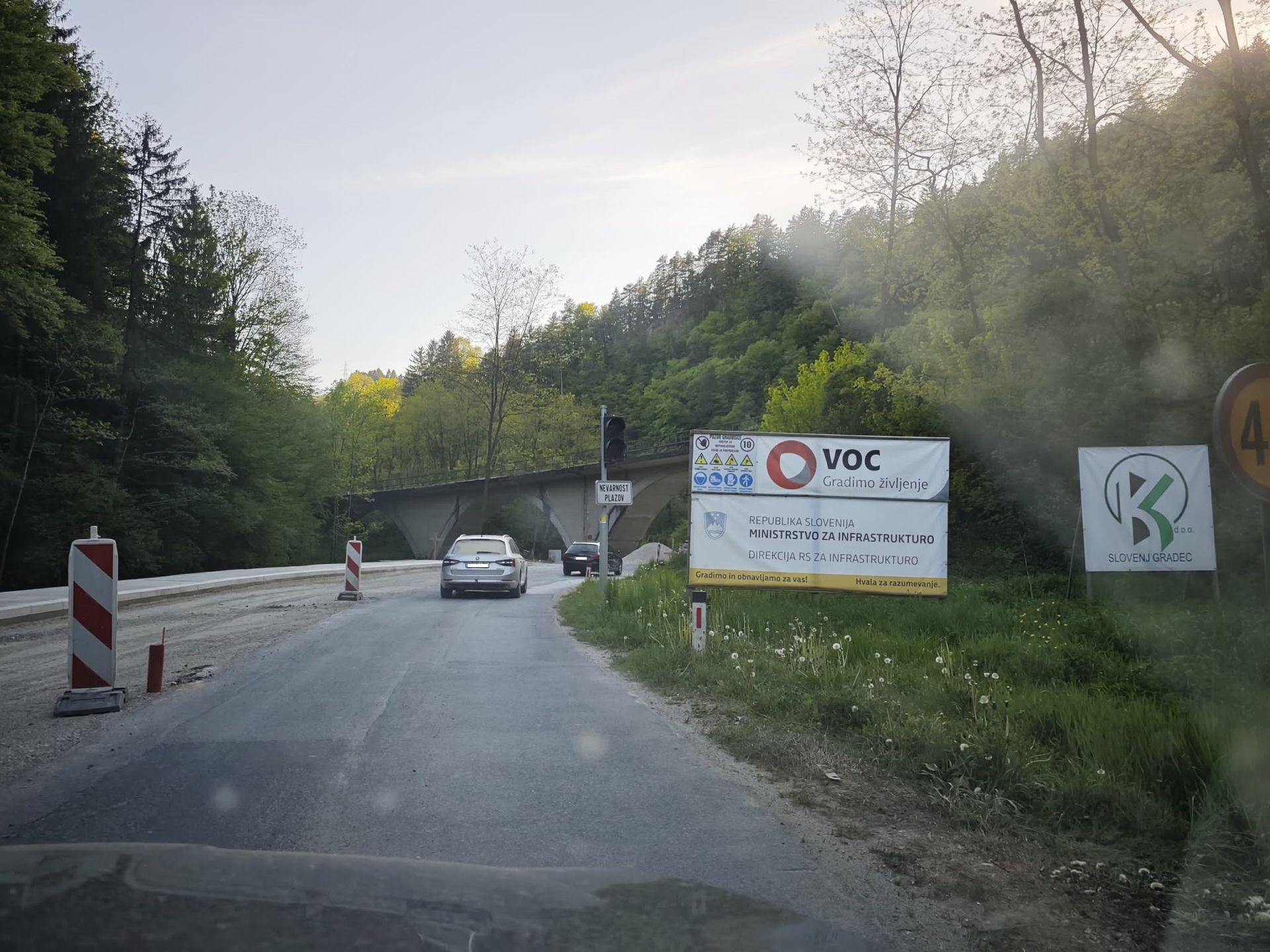 Zaradi obnov konec tedna izmenično zaprta odseka ceste v Mežiški dolini 