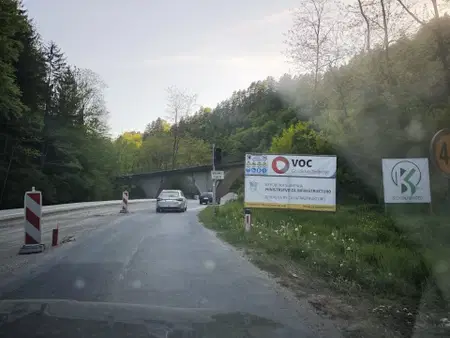 Zaradi obnov konec tedna izmenično zaprta odseka ceste v Mežiški dolini 