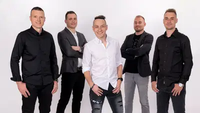 (VIDEO) Okejevci predstavljajo novo polko "Poredna natakar'ca"