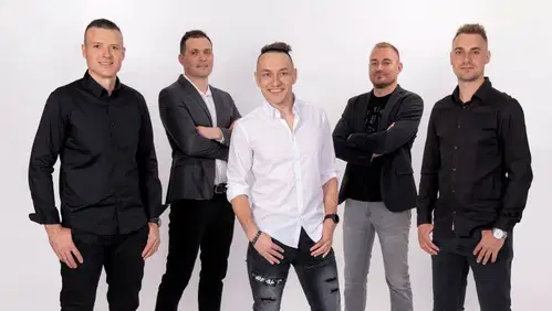 (VIDEO) Okejevci predstavljajo novo polko "Poredna natakar'ca"