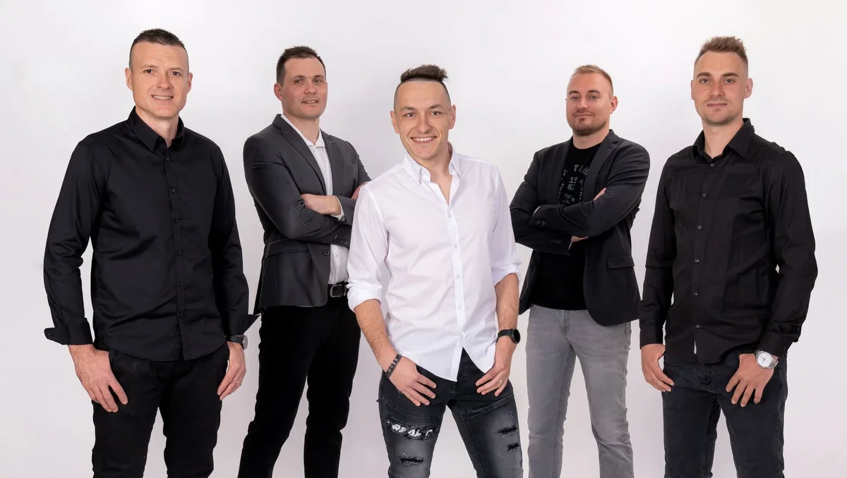 (VIDEO) Okejevci predstavljajo novo polko "Poredna natakar'ca"