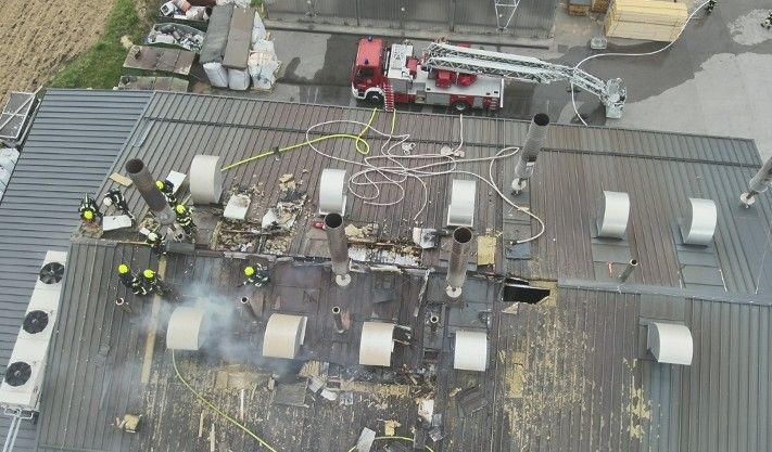 V Radljah gorela streha industrijskega objekta, posredovalo več gasilskih društev