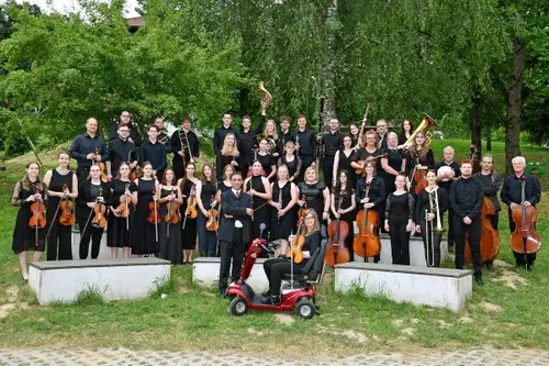 Operna noč se iz Grajskega parka seli v Večnamensko dvorano Kotlje