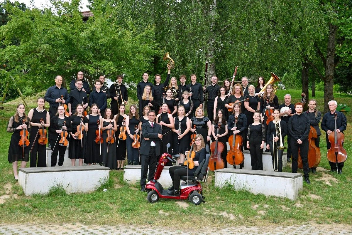 Operna noč s Koroškimi simfoniki znova vabi v Grajski park na Ravne