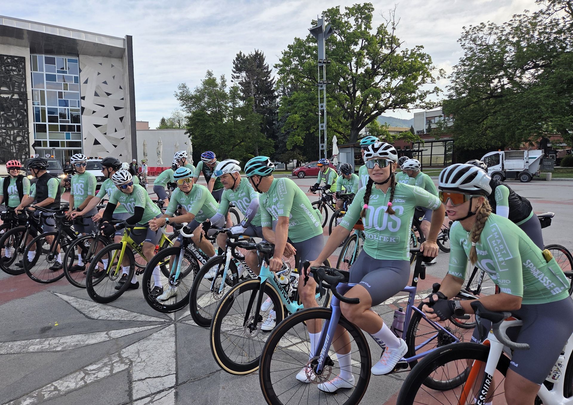 (FOTO) Srčna karavana DOS 2026 že vrti pedala, ustavili so se tudi v Dravogradu in v Vuzenici