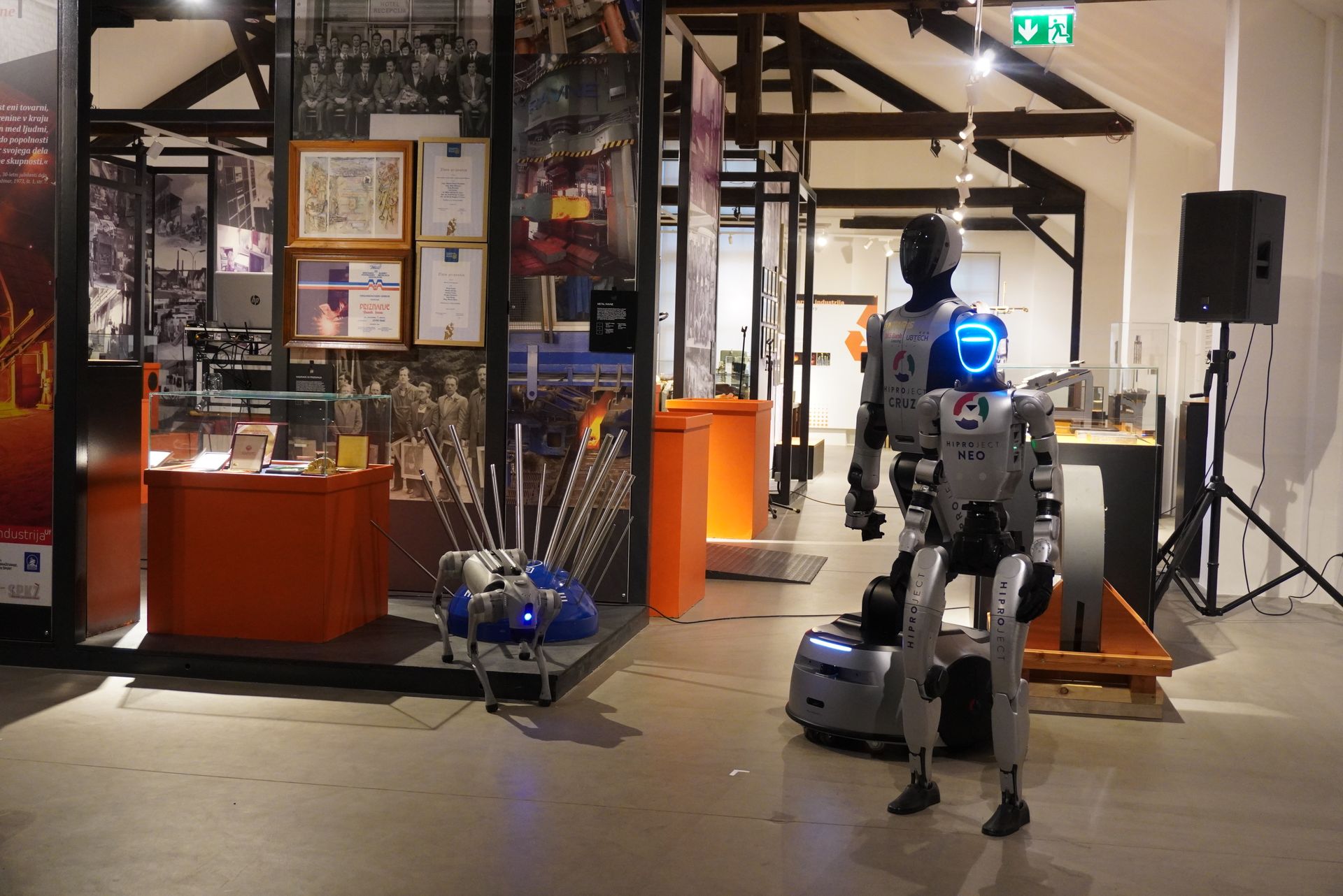 (VIDEO in FOTO) Humanoidni roboti zavzeli Staro železarno Ravne