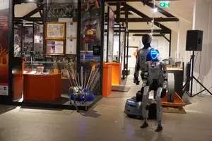 (VIDEO in FOTO) Humanoidni roboti zavzeli Staro železarno Ravne