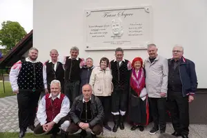 (VIDEO in FOTO) Franc Šegovc dobil spominsko ploščo pred domačo hišo