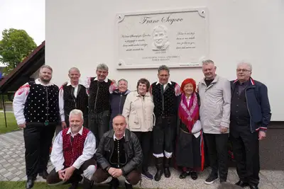 (VIDEO in FOTO) Franc Šegovc dobil spominsko ploščo pred domačo hišo