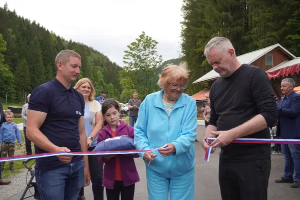 (VIDEO in FOTO) V Sp. Razborju slavnostno otvorili obnovljen cestni odsek Čavk-Rihter