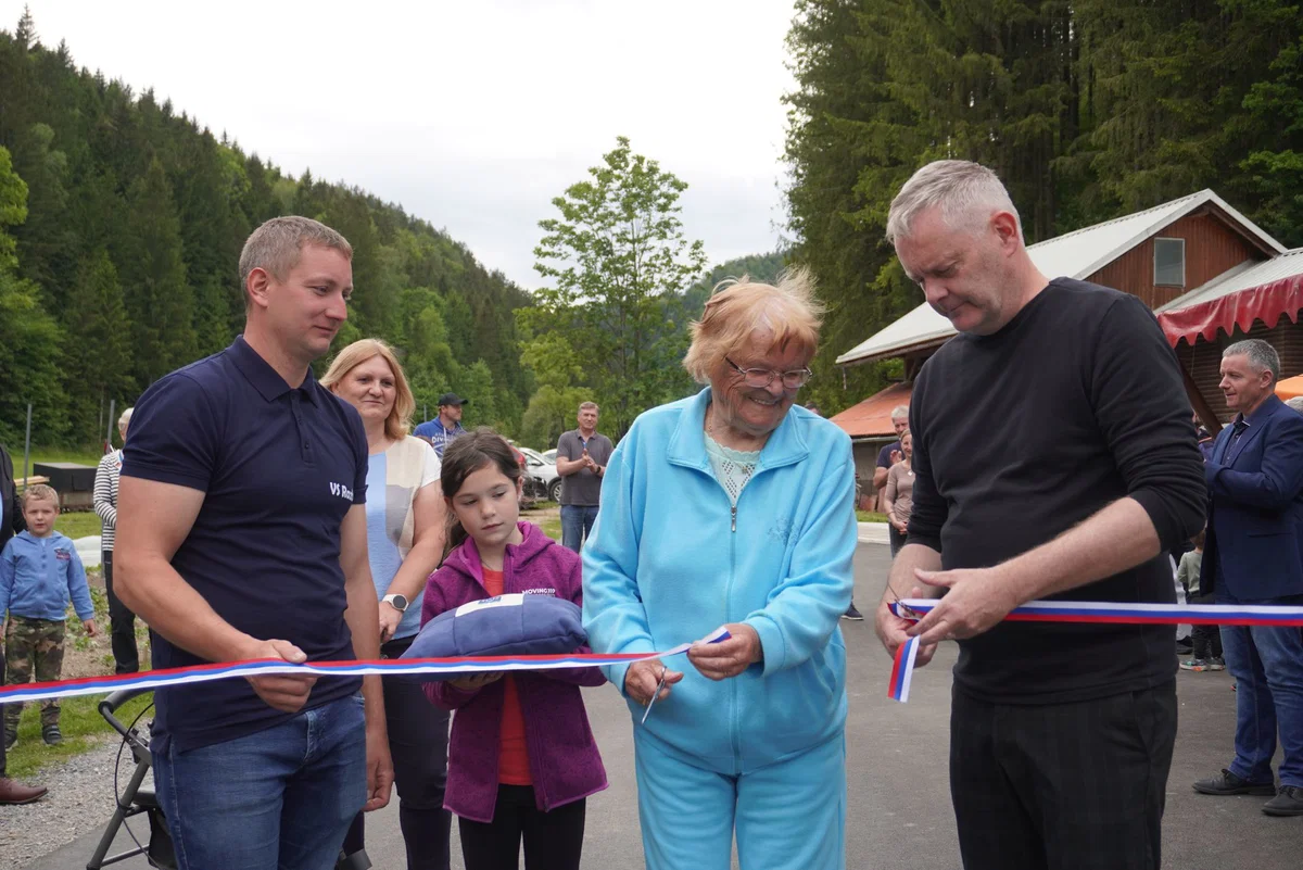 (VIDEO in FOTO) V Sp. Razborju slavnostno otvorili obnovljen cestni odsek Čavk-Rihter