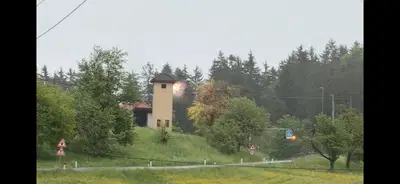 (VIDEO) V Kotljah kratek stik zanetil požar, posredujejo gasilci