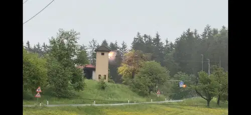 (VIDEO) V Kotljah kratek stik zanetil požar, posredujejo gasilci