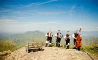 (VIDEO) Abuhi z novim videospotom za skladbo »Za Muziko« združujejo glasbo in dobrodelnost