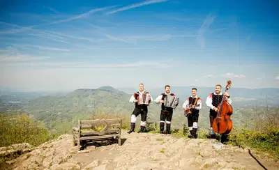 (VIDEO) Abuhi z novim videospotom za skladbo »Za Muziko« združujejo glasbo in dobrodelnost