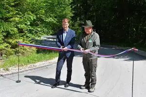 (FOTO) Na Ravnah predali namenu prenovljen odsek ceste v Krajevni skupnosti Kotlje