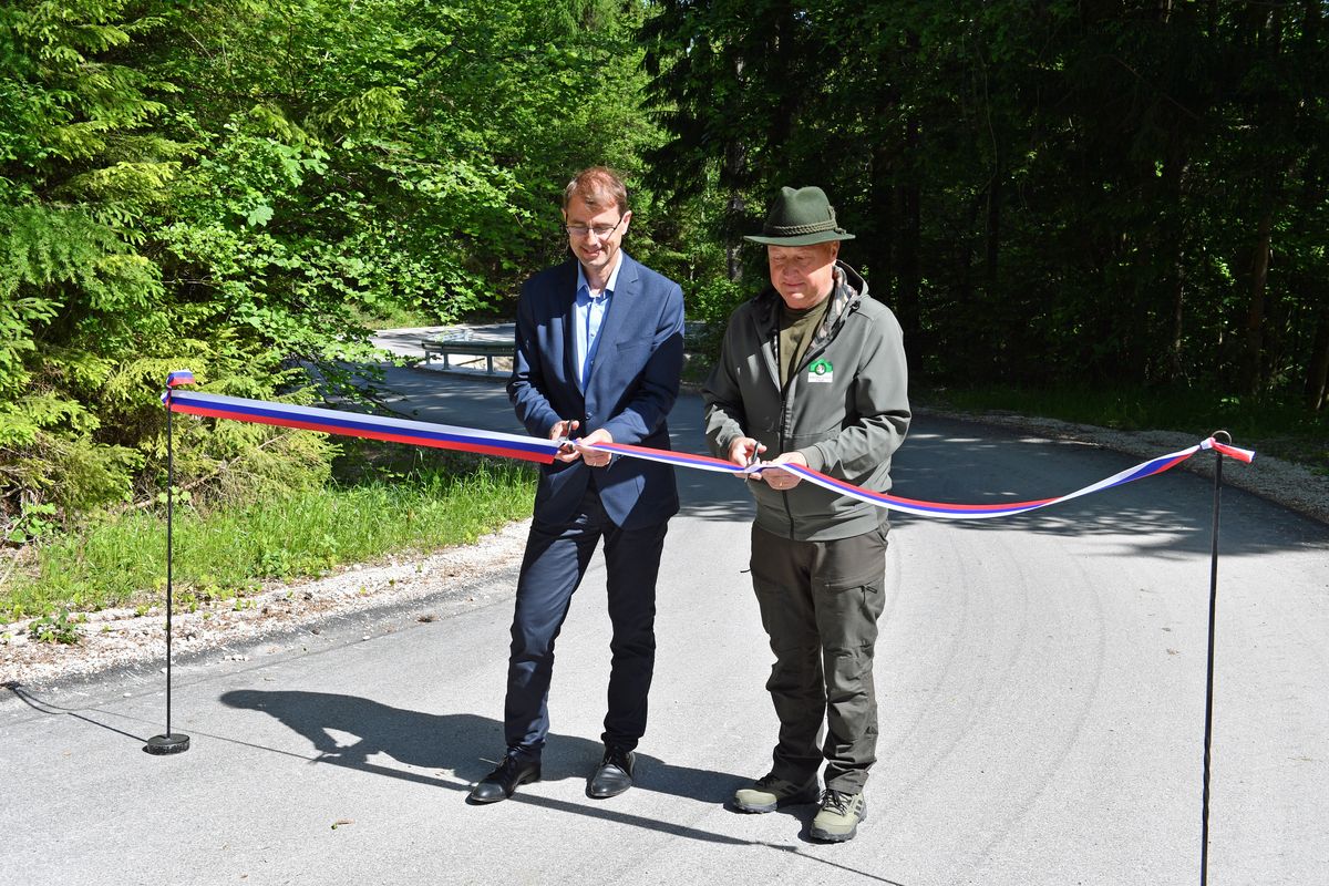 (FOTO) Na Ravnah predali namenu prenovljen odsek ceste v Krajevni skupnosti Kotlje