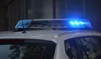 Mladoletnik z e-skirojem namerno trčil v policista