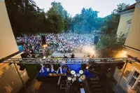FaušDur Band in Grajski park vabita na nepozaben večer pod zvezdami v okviru Ravenskih dni