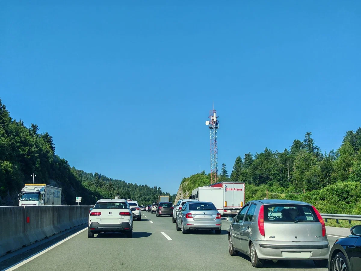 Pred nami vroč in prometno gost vikend 