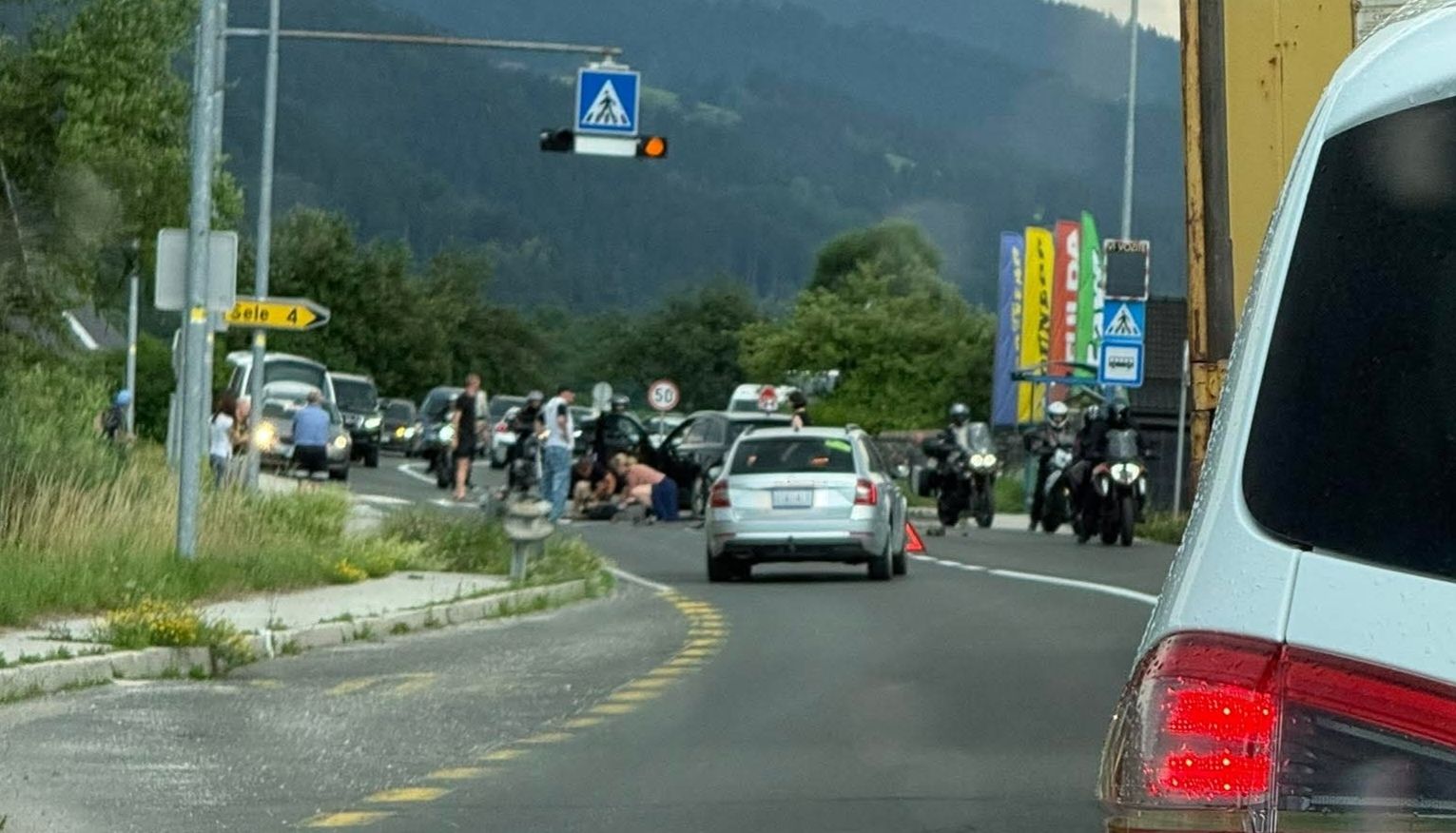 V ponedeljkovi nesreči v Bukovski vasi huje poškodovan motorist 