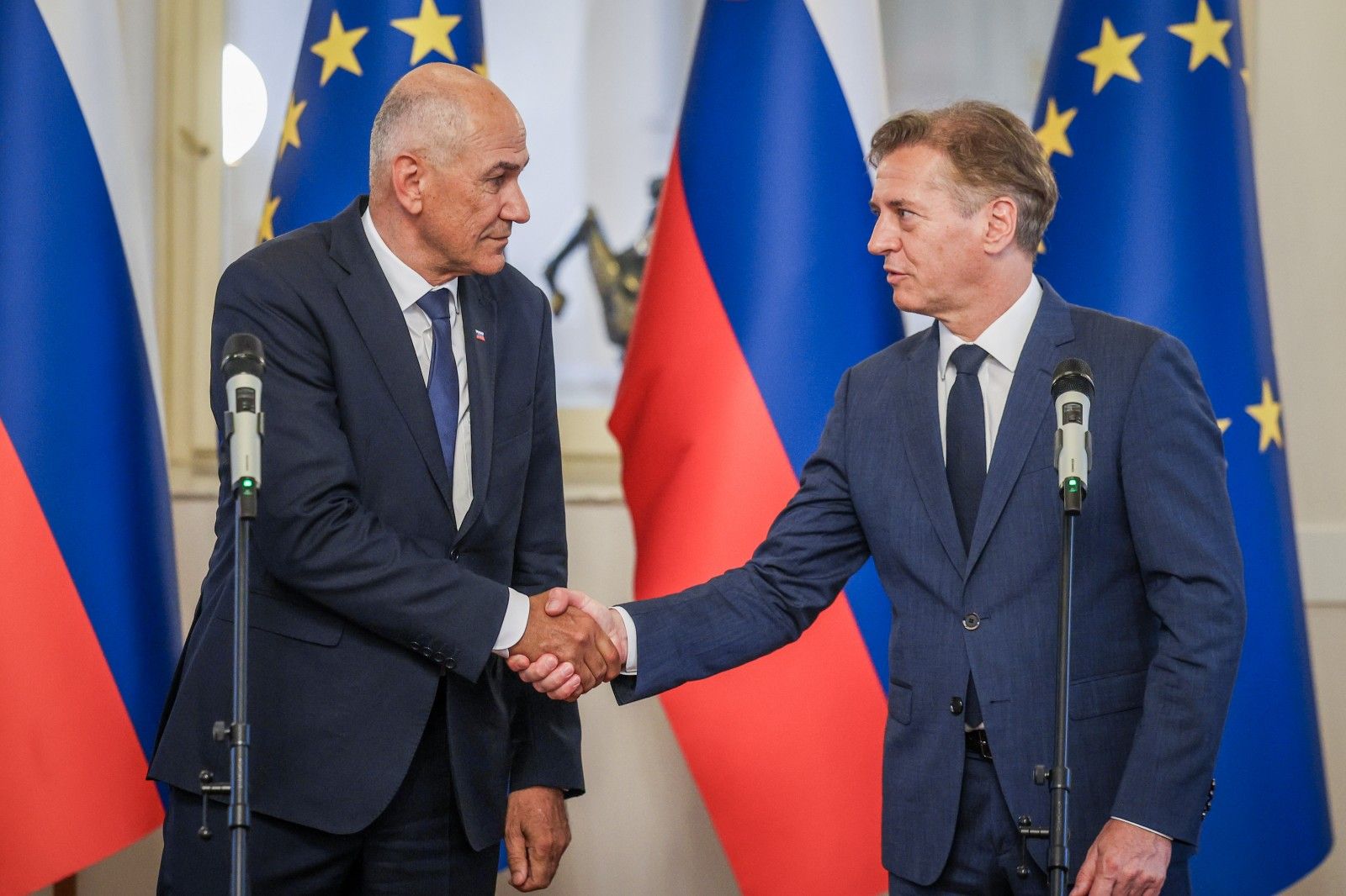 Premier Janša prevzel posle od predhodnika Goloba