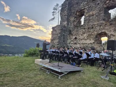 Godba na pihala Ojstrica že tretje leto zapored poskrbela za nepozaben večer pod zvezdami na Starem gradu v Dravogradu