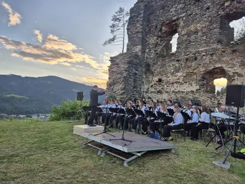Godba na pihala Ojstrica že tretje leto zapored poskrbela za nepozaben večer pod zvezdami na Starem gradu v Dravogradu