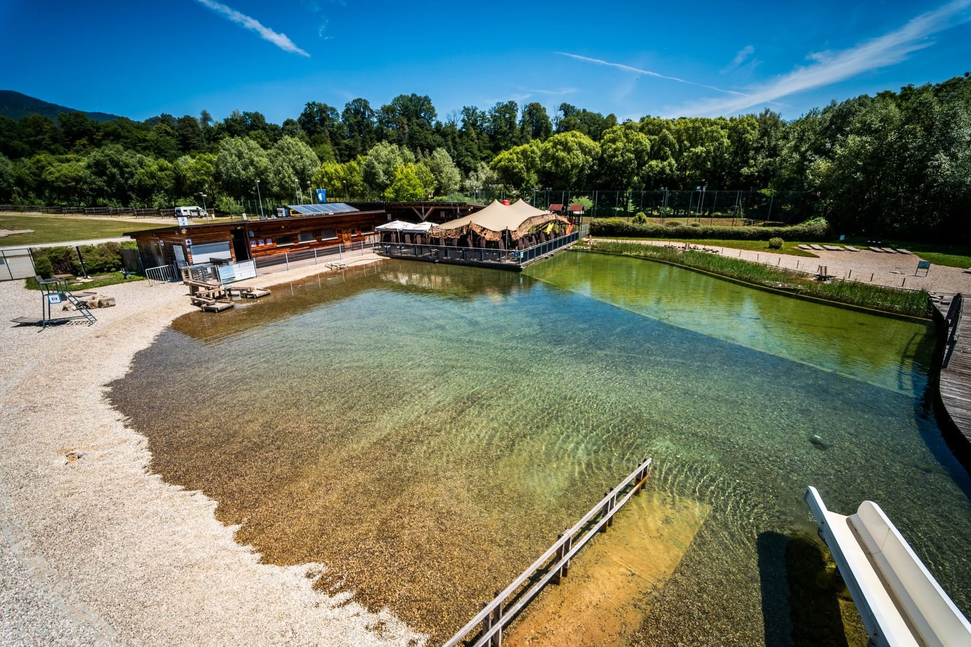 Veselje ob začetku sezone v Vodnem parku Radlje pokvarilo razdejanje v sanitarijah