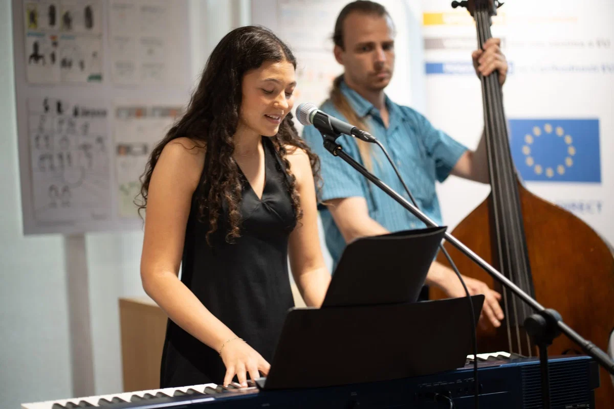 Prepustite se glasbi Dua Glas in Bas ter zasedbi Liquid Carpet z Jazz mulci v okviru Fabrika Festa