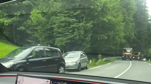  Na klancu proti gostilni Dular ob cesti okvarjeno vozilo, možen oviran promet