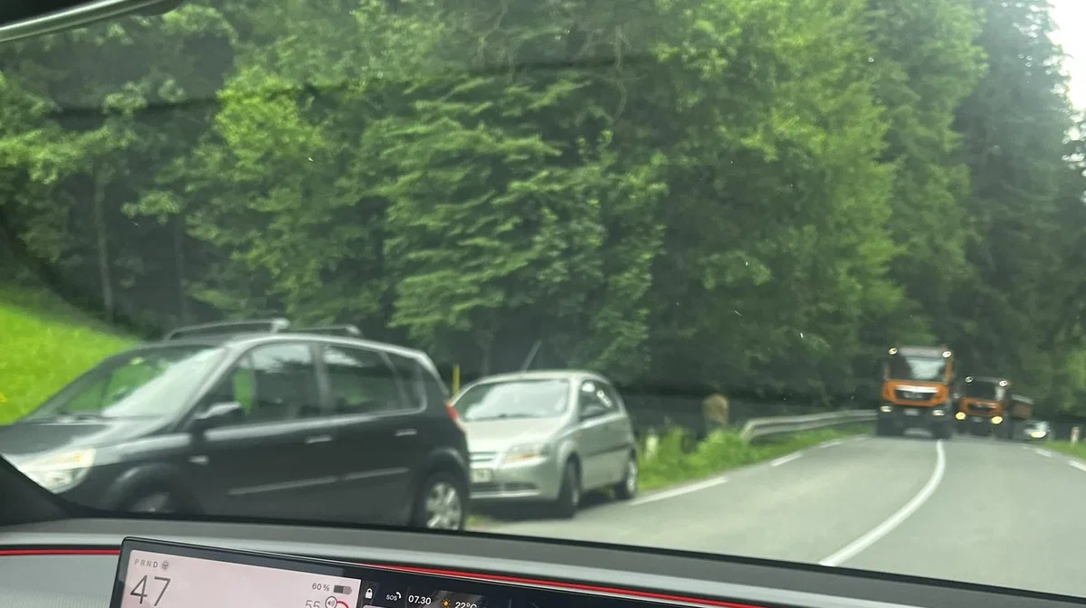  Na klancu proti gostilni Dular ob cesti okvarjeno vozilo, možen oviran promet