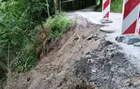 Zaradi podora brežine do preklica zaprta cesta Hudovernik–Kričej–OŠ Kozjak