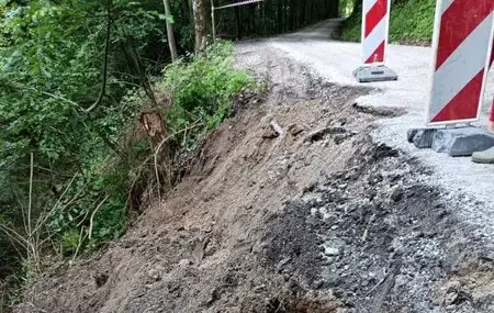 Zaradi podora brežine do preklica zaprta cesta Hudovernik–Kričej–OŠ Kozjak