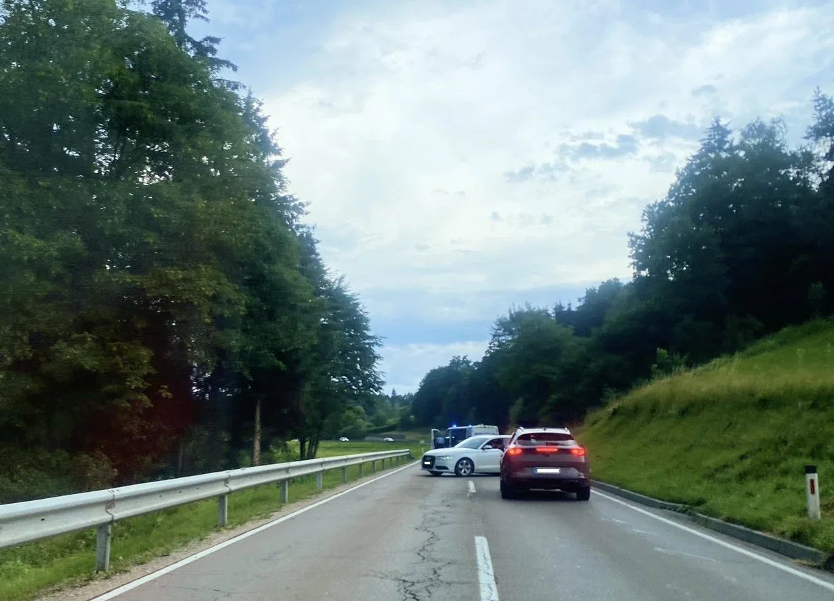 Na Klancu oviran promet zaradi podrtega droga električne napeljave