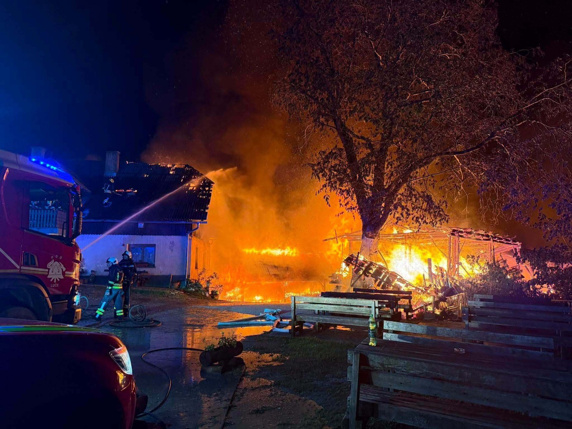 Požar zajel najvišje ležečo kmetijo v Sloveniji, kmetijo Bukovnik pod Raduho #FOTO