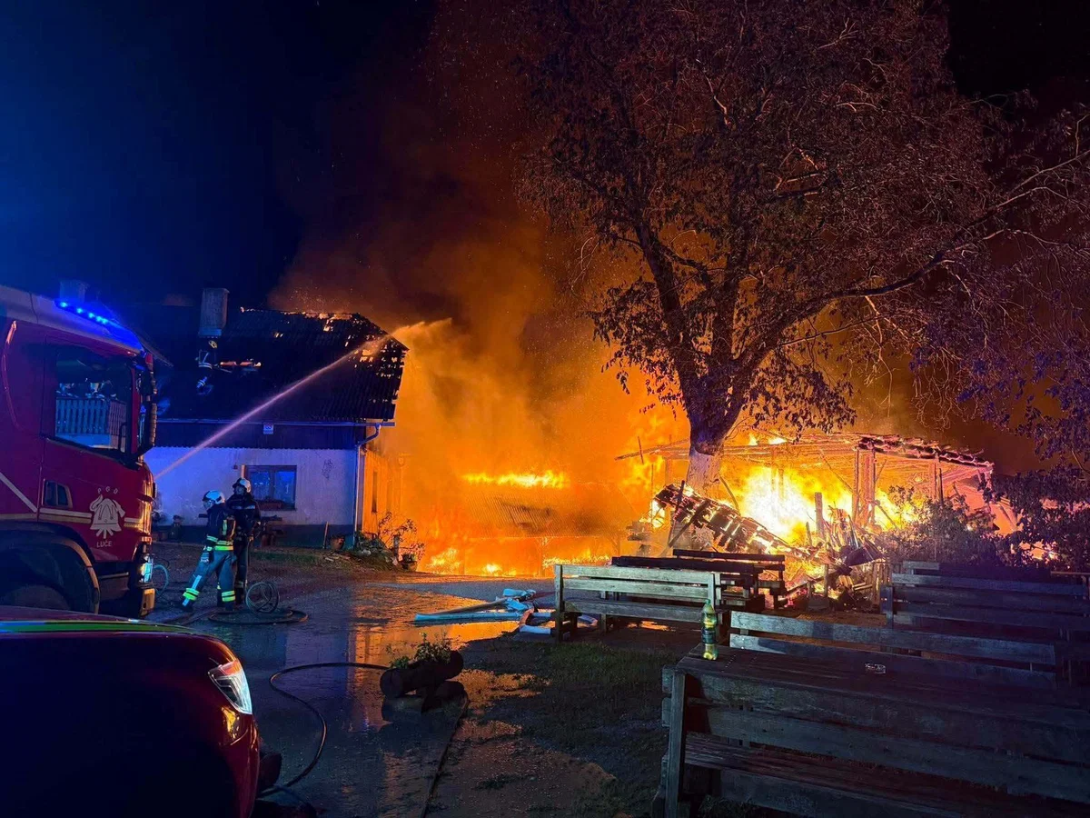 Požar zajel najvišje ležečo kmetijo v Sloveniji, kmetijo Bukovnik pod Raduho #FOTO