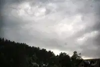 Plohe in nevihte bodo do večera zajele večji del države 