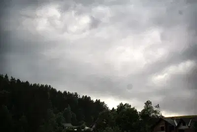 Plohe in nevihte bodo do večera zajele večji del države 