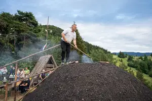 (FOTO) V Mislinji s prižigom oglarske kope otvorili občinski praznik